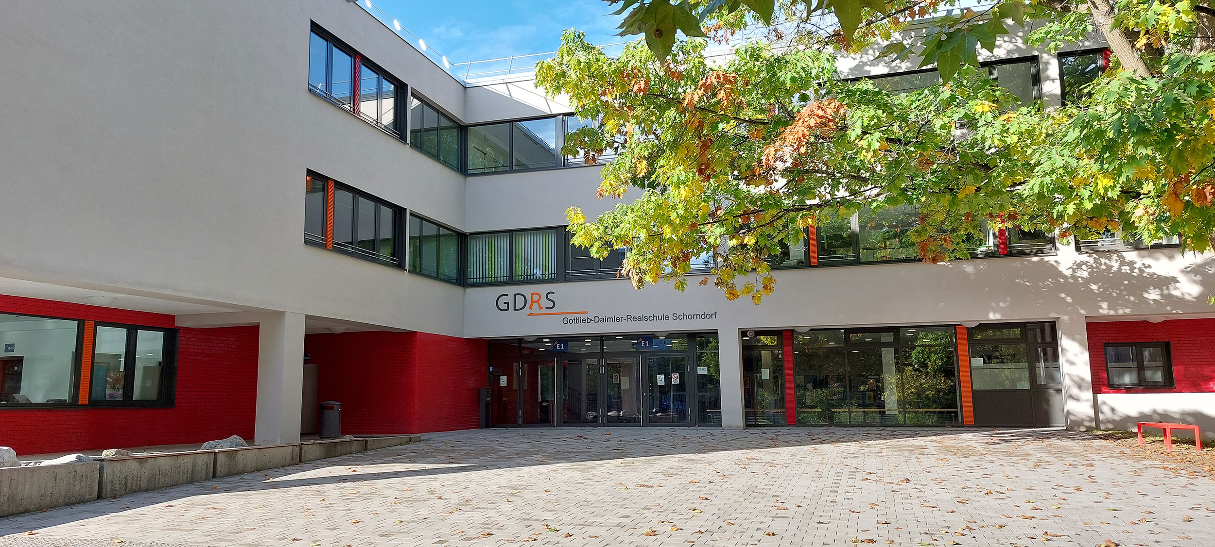 2023 - Mit neu verlegtem Hofpflaster