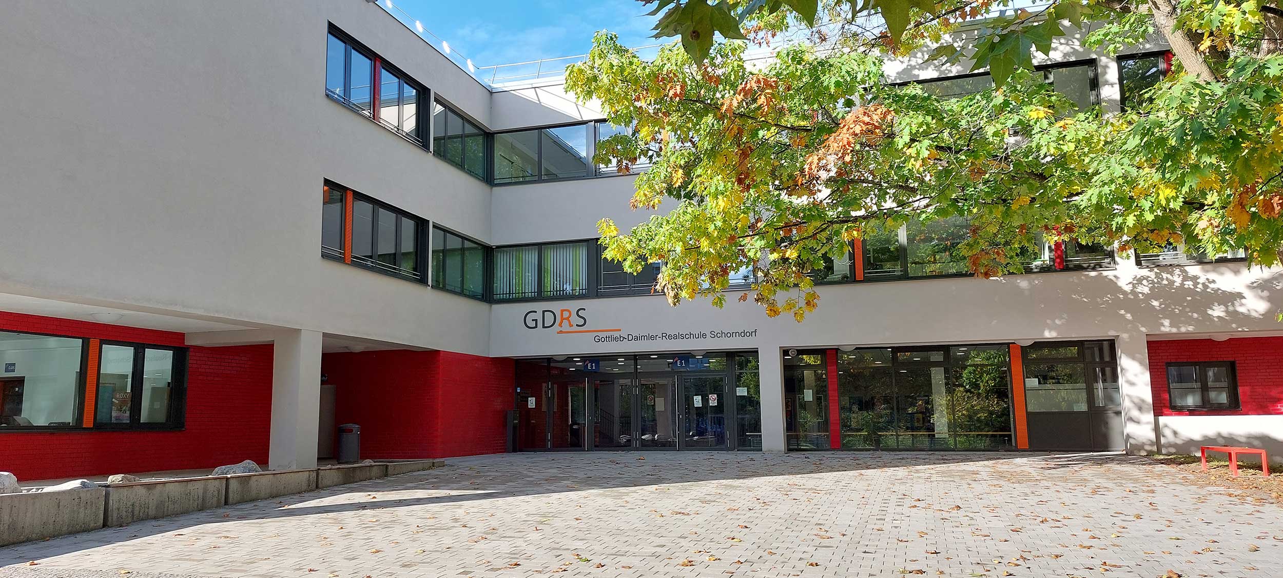 2024 Haupteingang und Schulhof