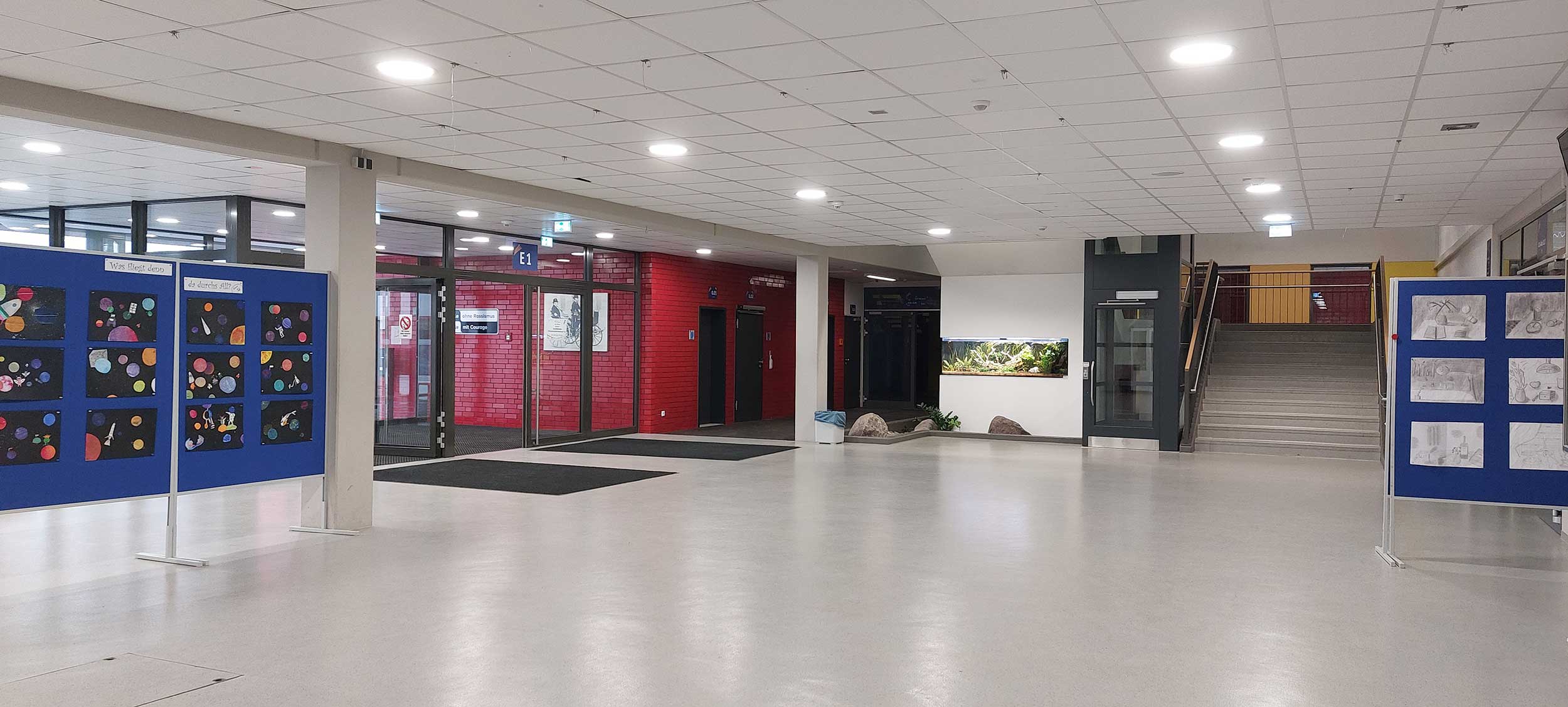 Foyer mit Aquarium und Aufzug