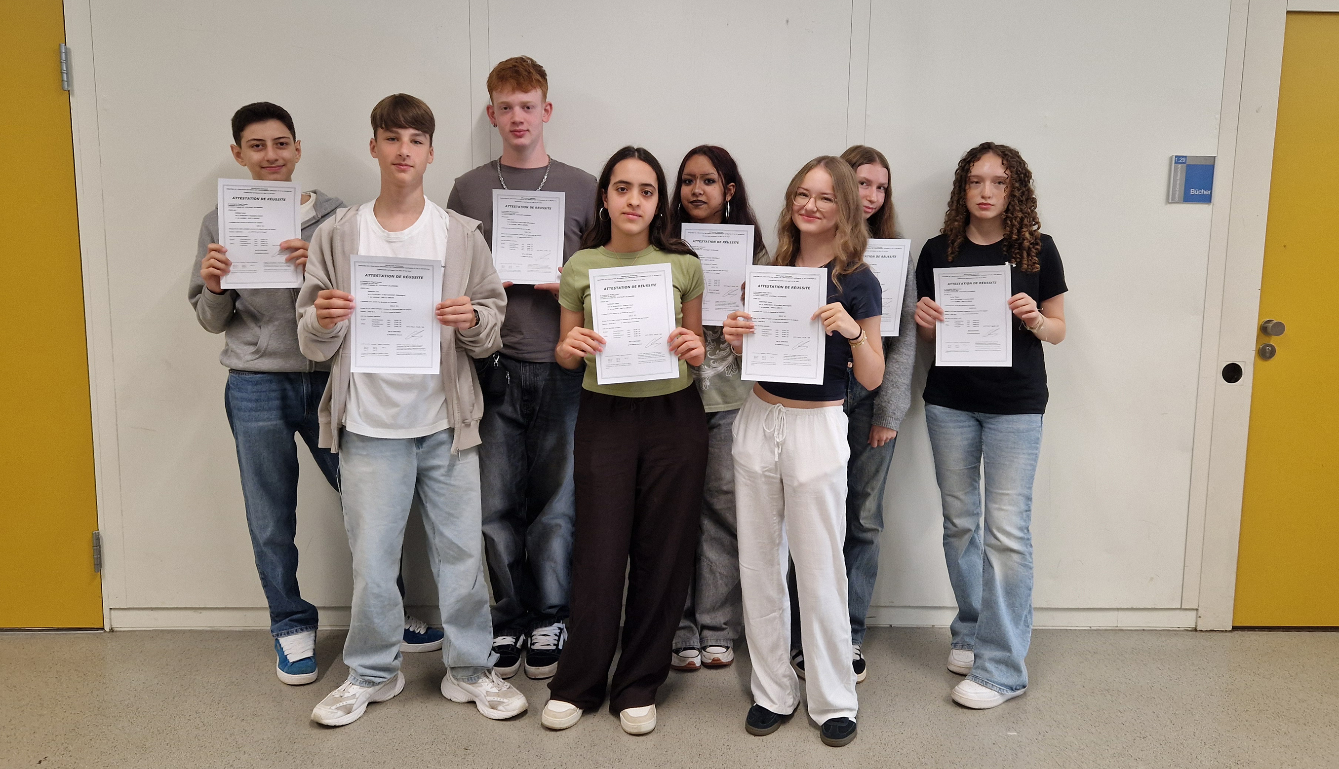 Schüler mit DELF-Urkunde