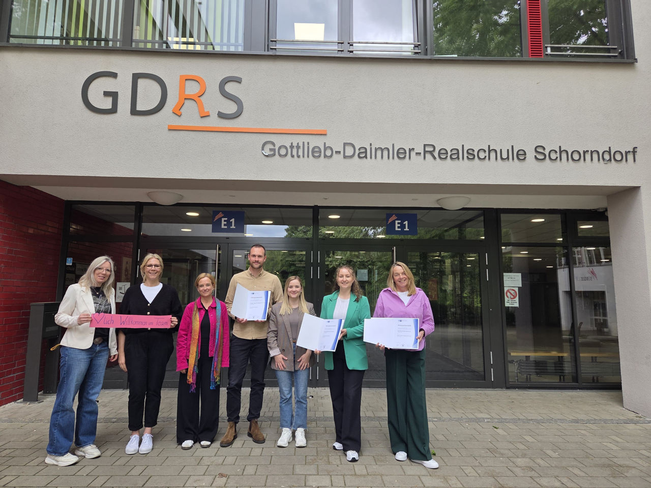 Menschen vor der GDRS, Bildungspartner Bantel, Klingele, GDRS