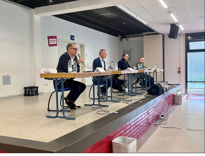 Podiumsdiskussion in der Aula der GDRS