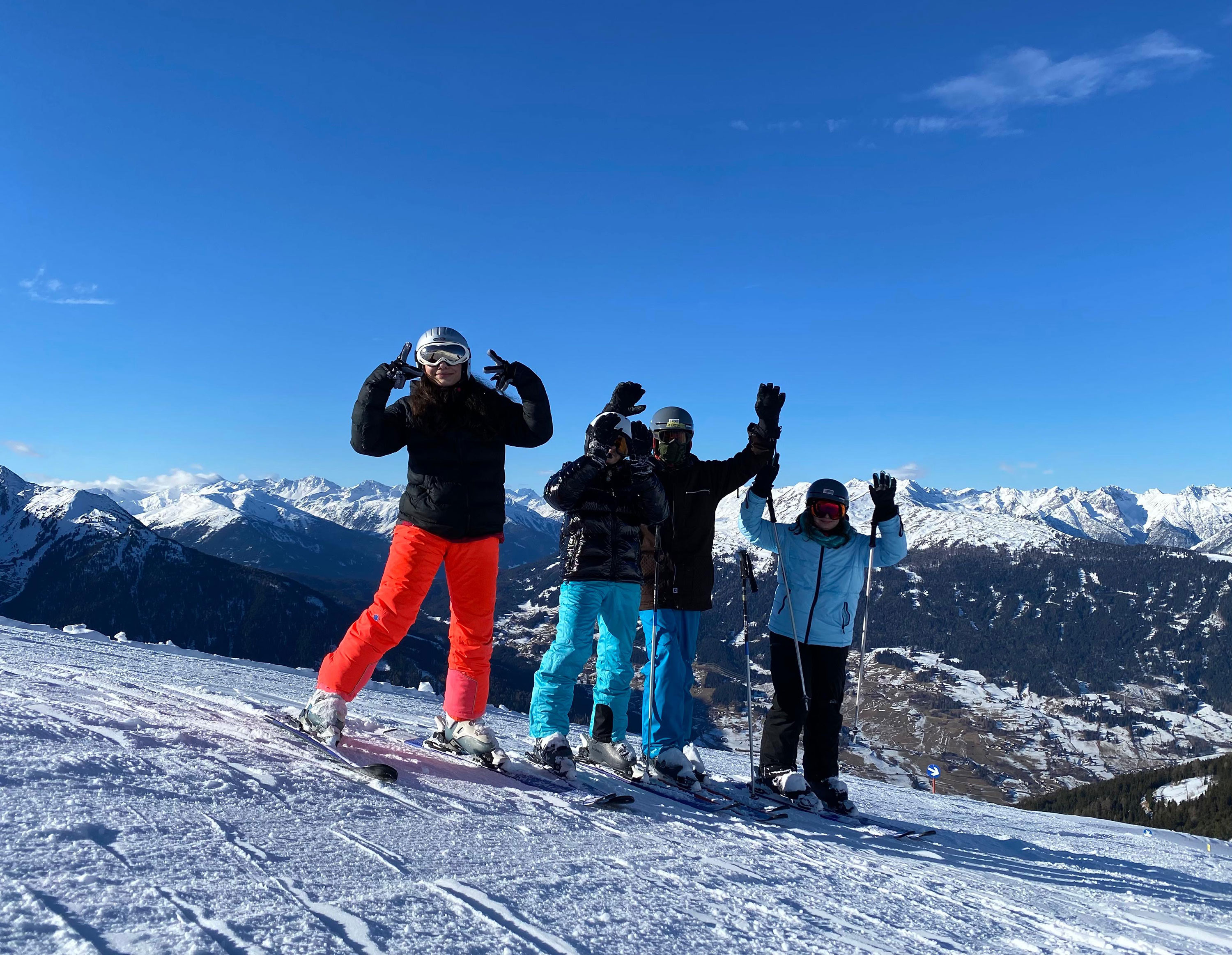 Skifahrer am Hang vor blauem Himmel