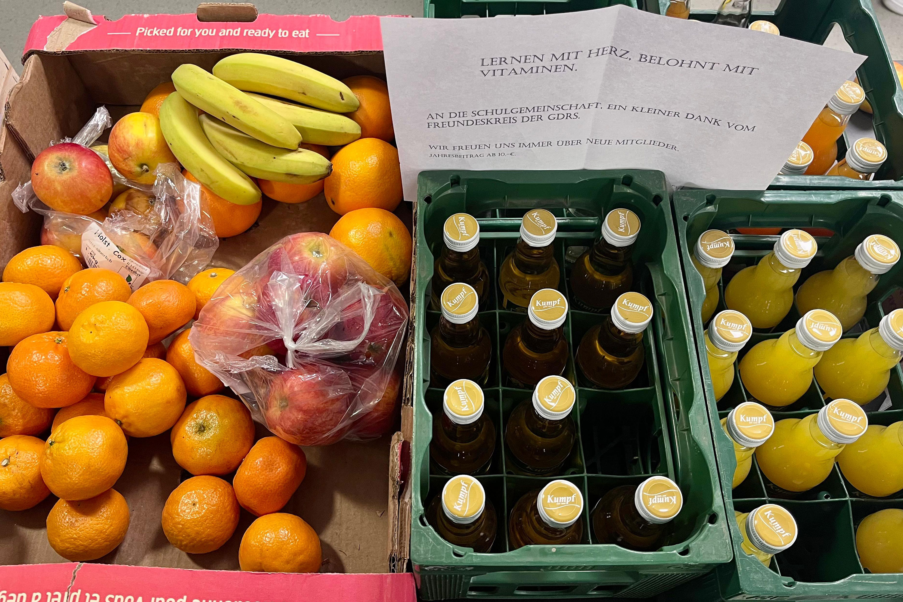 Früchte und Saftflaschen