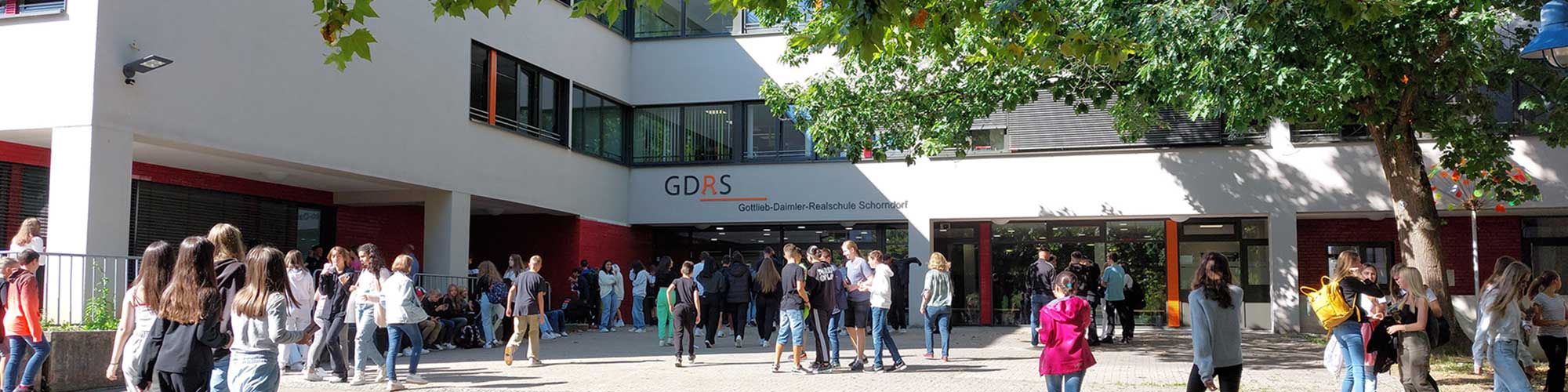 Schulhaus der GDRS mit Schülern