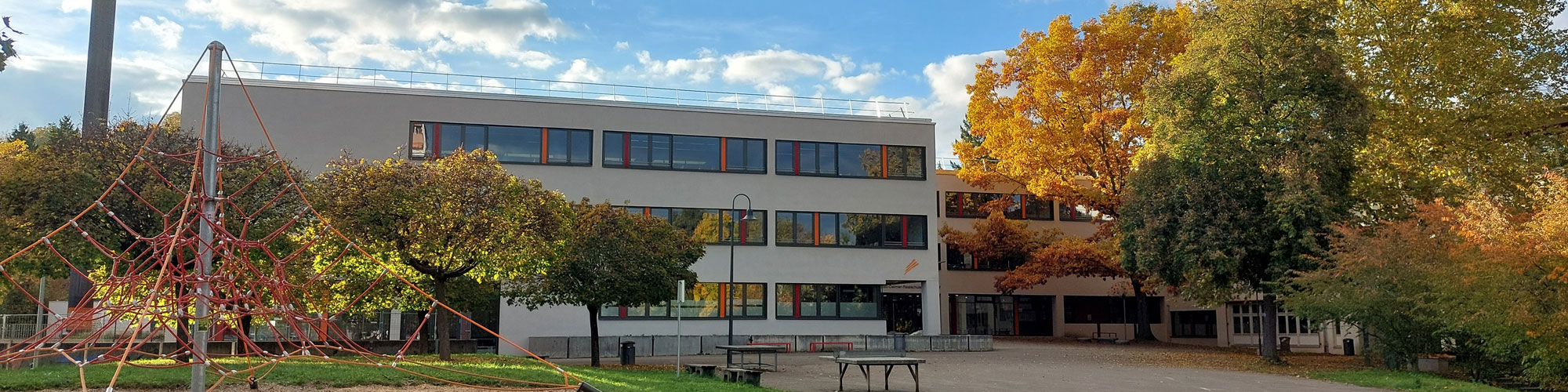 Schulhaus der GDRS mit herbstlichen Bäumen