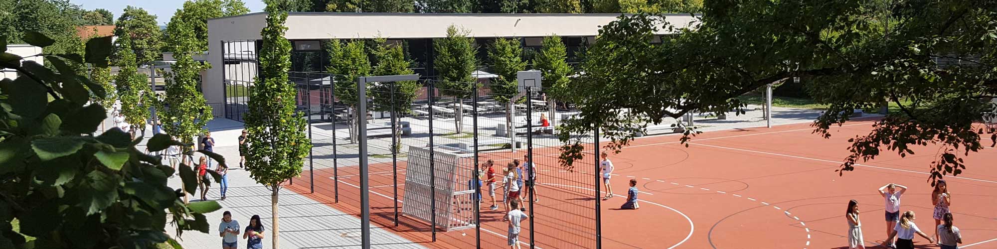 Mensa Leckerhalde mit kleinem Sportplatz