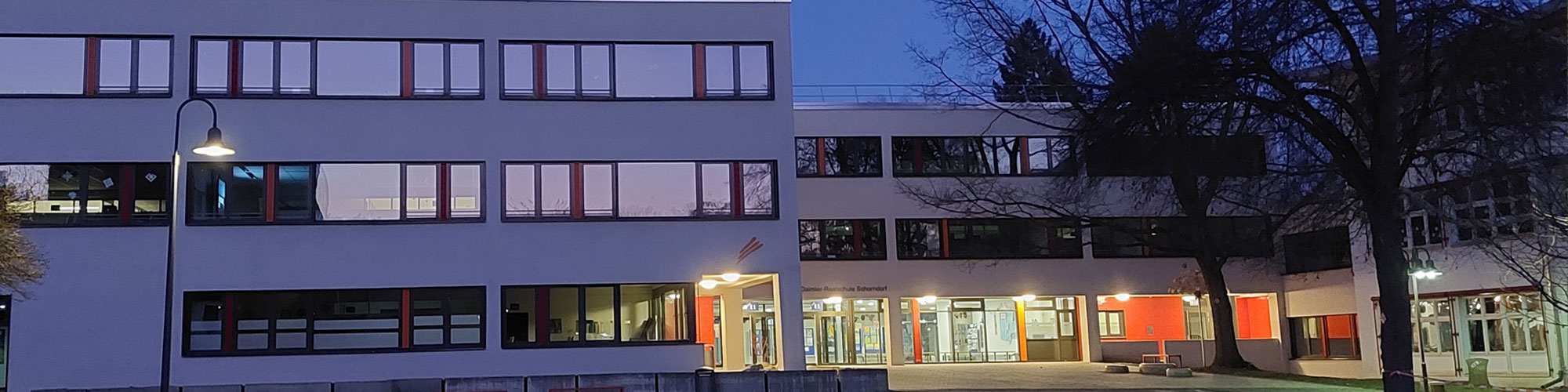 Schulhaus GDRS morgens