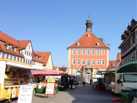 Rathaus und Wochenmarkt